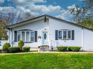 11 Pandora Dr, Brentwood, NY 11717
