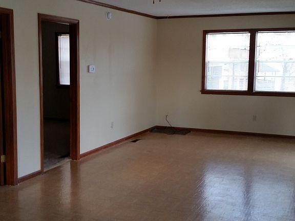 4th image of 400 Long Island Dr APT A