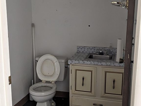 4th image of 325 E Main St