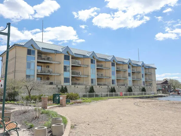 130 West Wisconsin AVENUE #8, Pewaukee, WI 53072