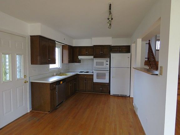 3rd image of 329 Lamorak Ct