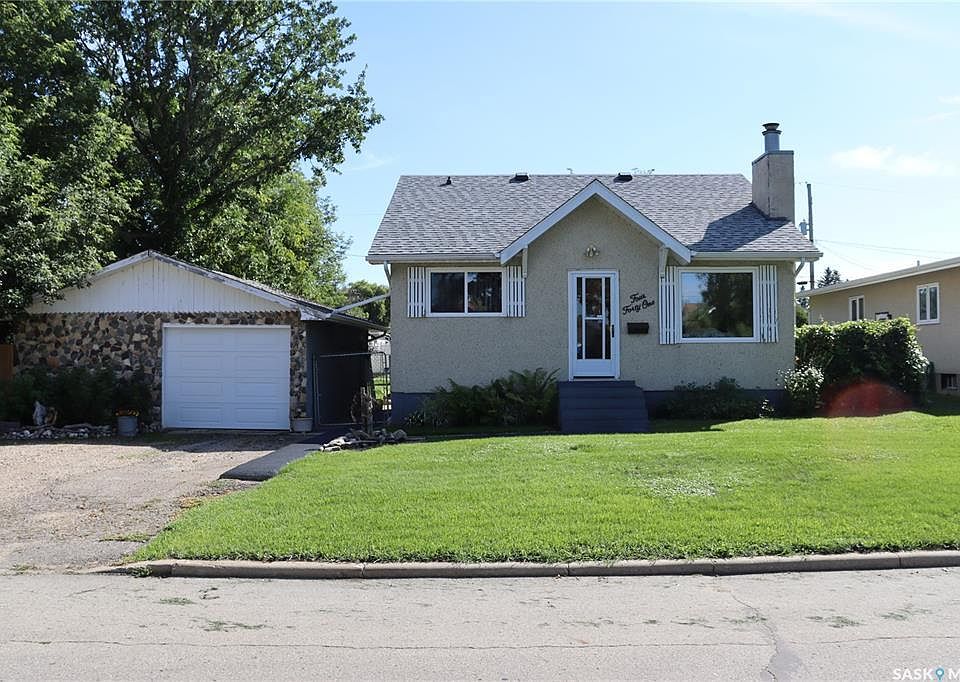 1st image of 441 25th St E