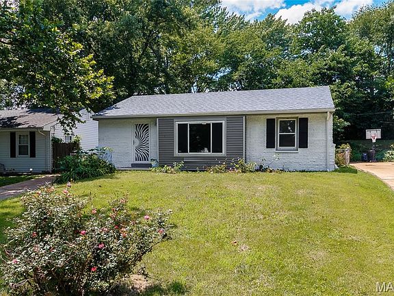 2nd image of 145 Chateau Dr