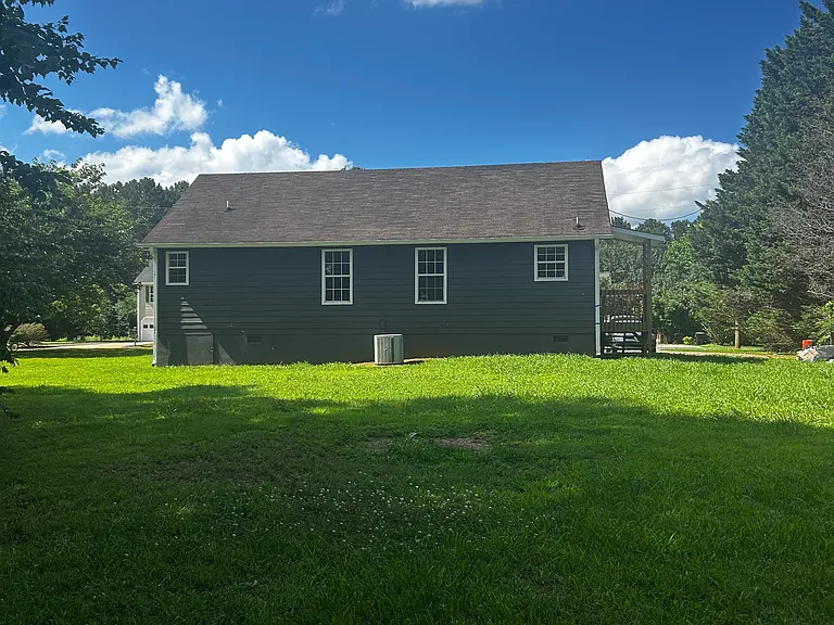 111 Ravenwood Ln — Photo 2