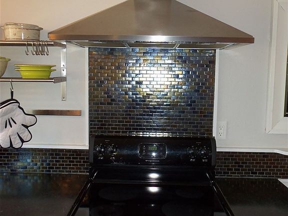 5th image of 221 W 13th St