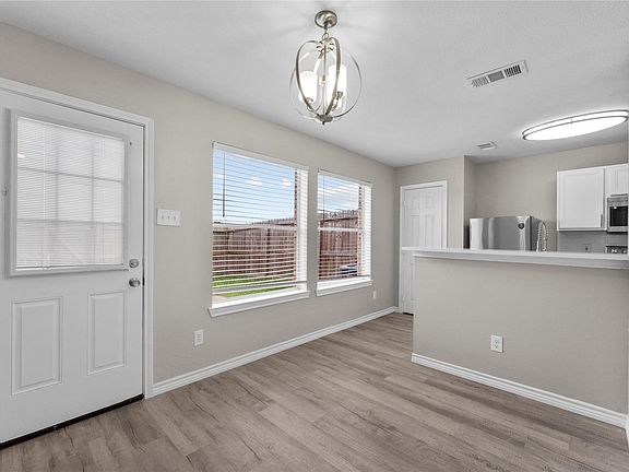 4th image of 128 Green Isle Ave