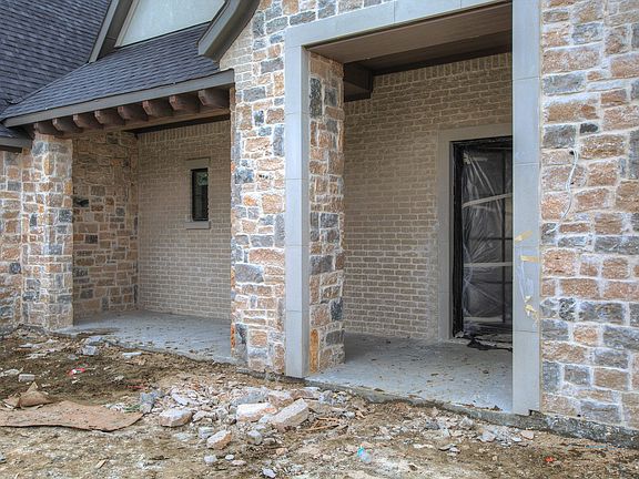 4th image of 221 Bristol Ct