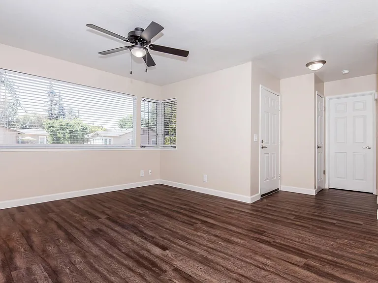 Foxwood Apartments — Photo 39