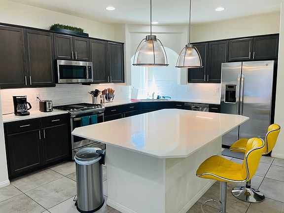 The bar seating has adjustable barstools & upgraded pendant lighting overlooking the kitchen. Perfect for social gatherings.