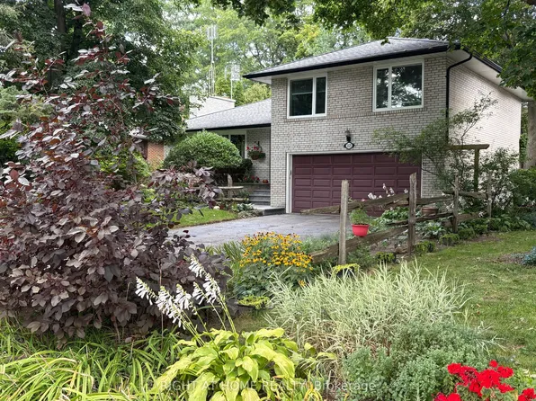 3325 Enniskillen Cir, Mississauga, ON L5C 2M9