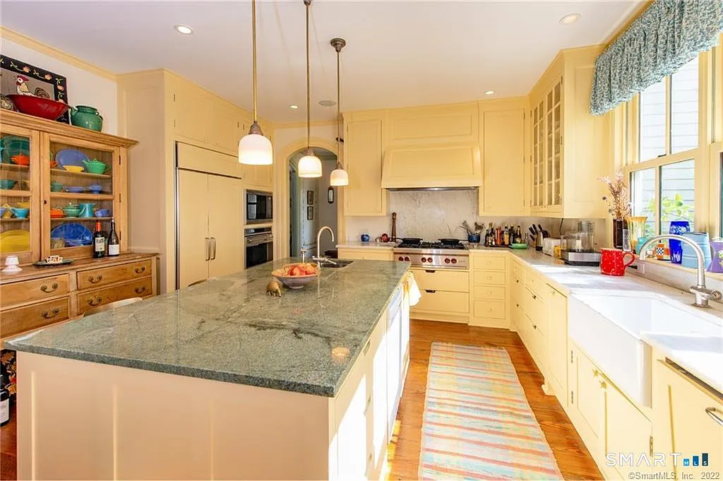 4 bed, 5.5 bath, 5225 sqft, $5,800 — Photo 4