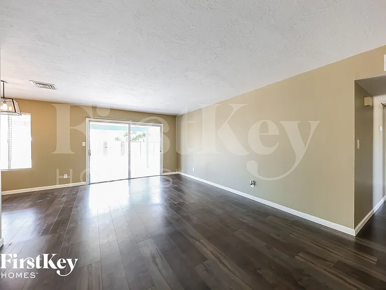 2915 W Danbury Dr — Photo 2