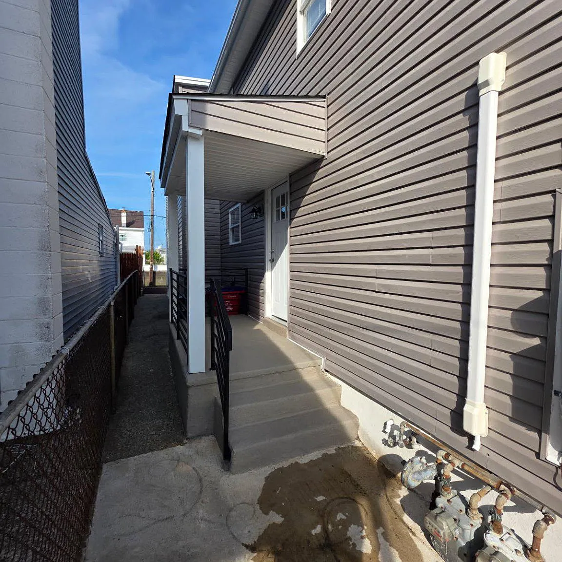 4 bed, 1.0 bath, 1654 sqft, $2,200 — Photo 1