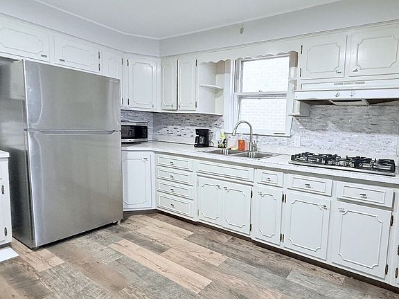 2nd image of 956 W 36th St