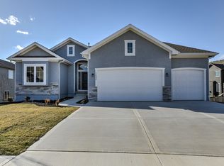 1020 SE Forest Ridge Ct, Blue Springs, MO 64014