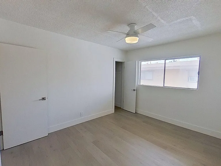 437-443 W Valencia Dr — Photo 14