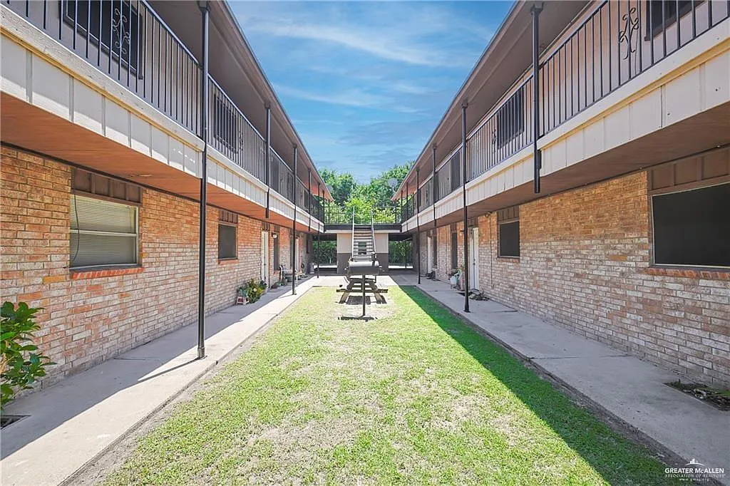 3 bed, 1.5 bath, 931 sqft, $950 — Photo 2