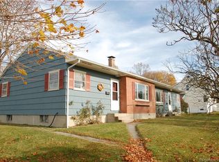 33 School St, Mystic, CT 06355