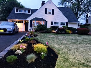 10 Sheep Ln, Levittown, NY 11756