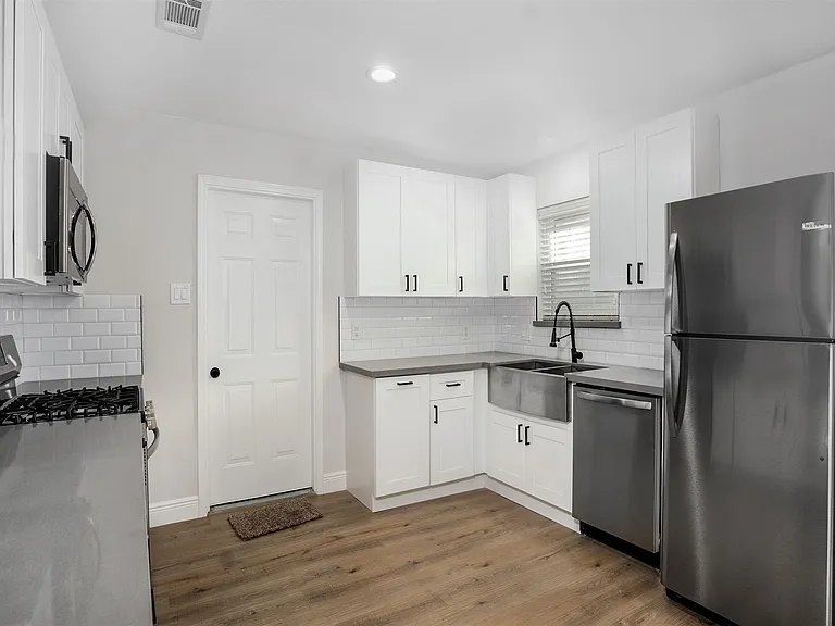9026 Carousel Ln #B — Photo 7