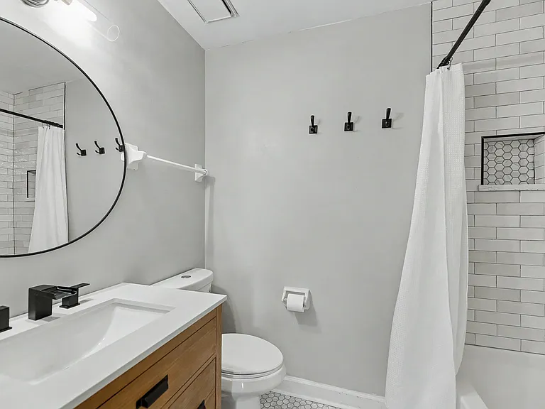 Second full bathroom with shower/tub combo