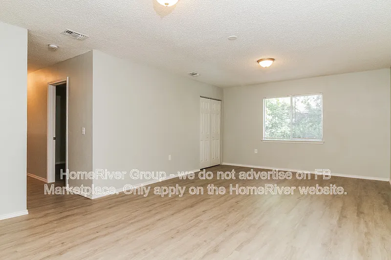4 bed, 2.5 bath, 2390 sqft, $2,100 — Photo 3