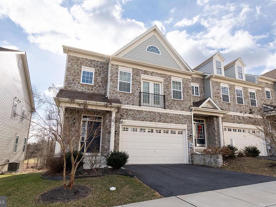1st image of 35 Westhampton Dr