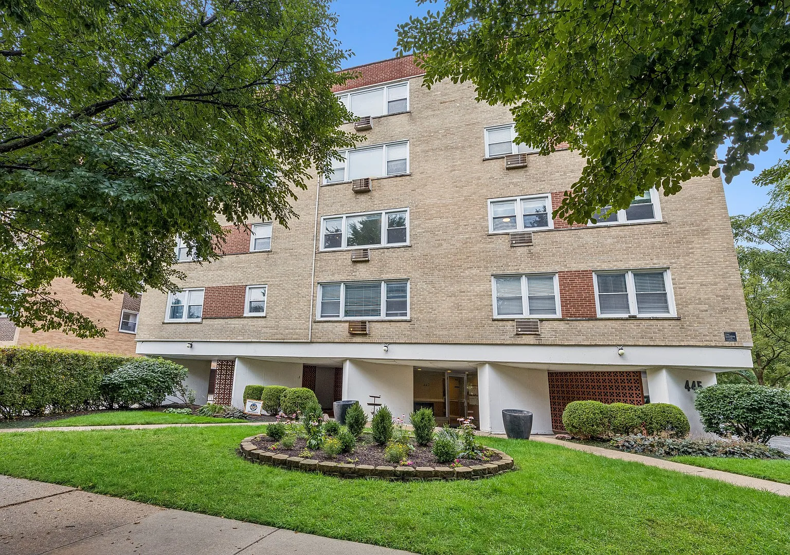 3 bed, 1200 sqft, $2,500 — Photo 1