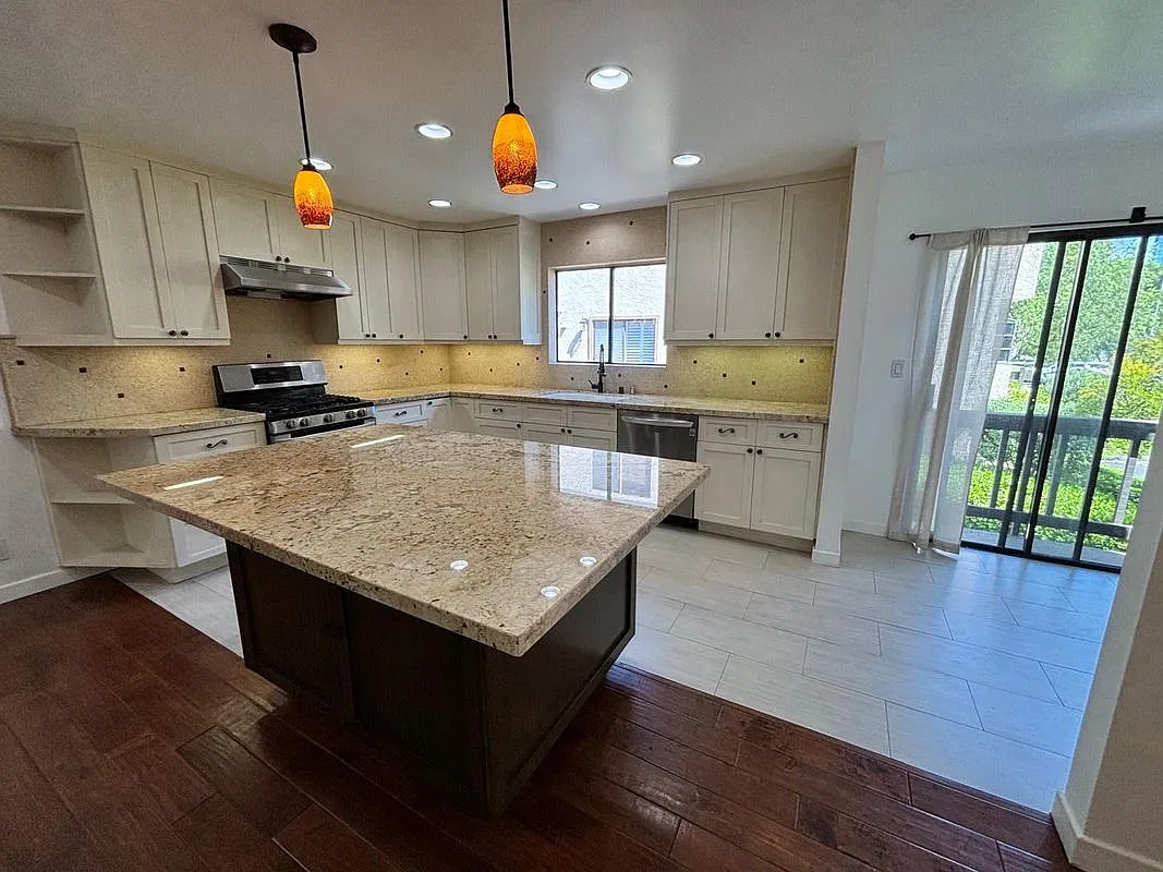 3 bed, 3.0 bath, 1631 sqft, $4,750 — Photo 2