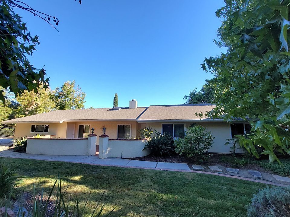 Secluded, lovely ranch house
