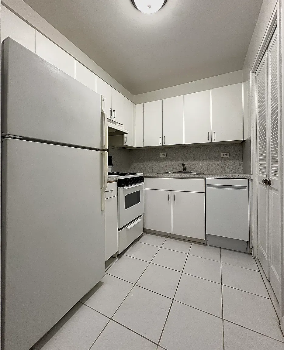435 W 57th St — Photo 4