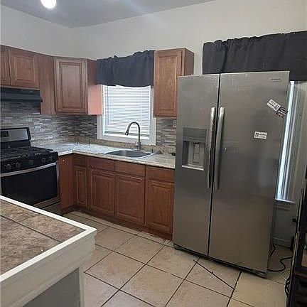 4th image of 228 Baker St