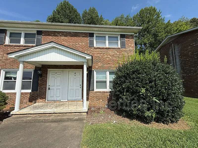 2 bed, 1.5 bath, 877 sqft, $975 — Photo 1