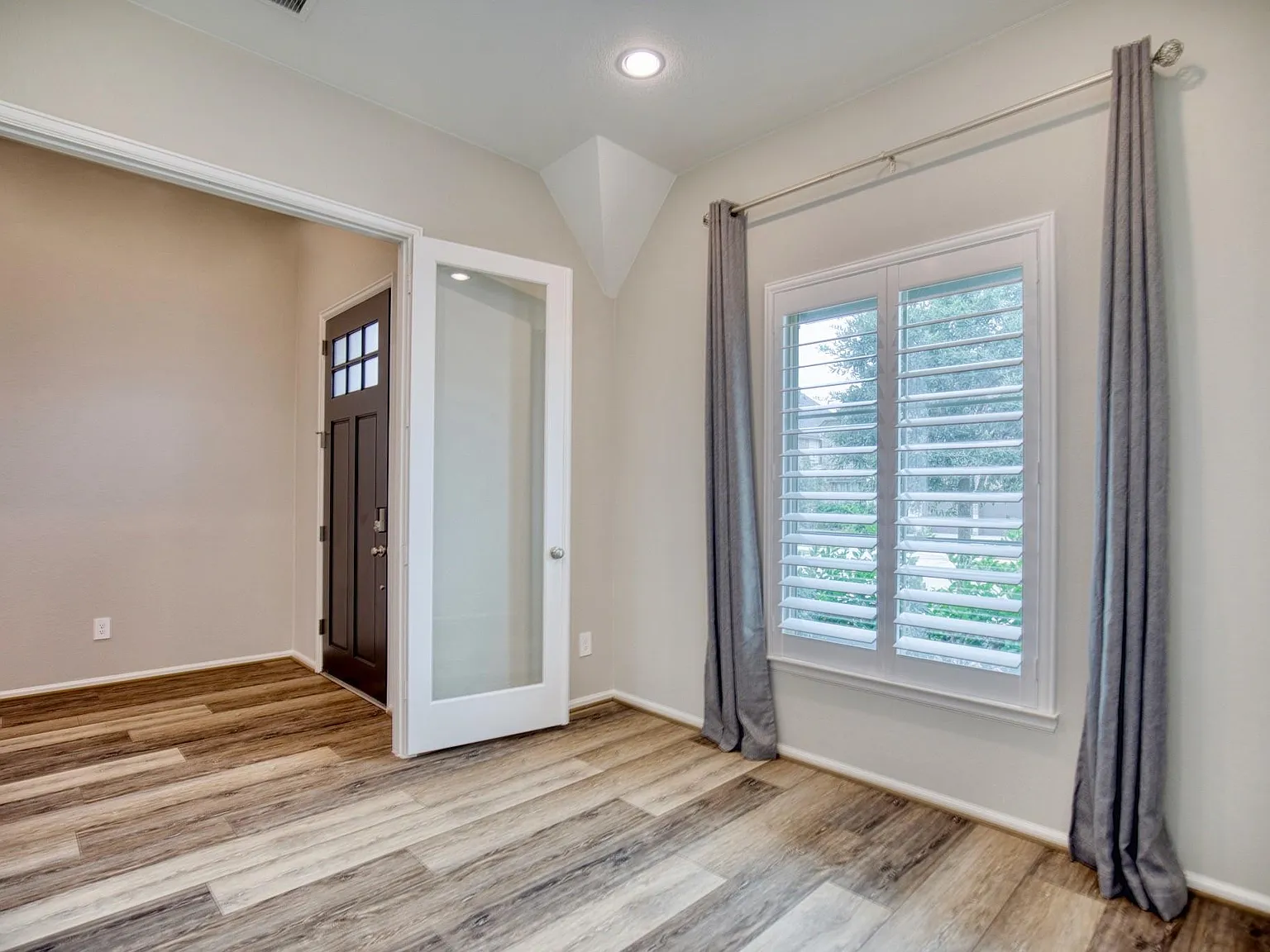 4 bed, 3.0 bath, 2432 sqft, $3,200 — Photo 4