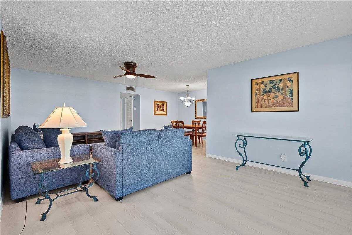 1 bed, 1.5 bath, 882 sqft, $1,600 — Photo 3