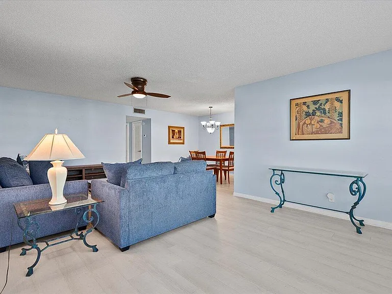 220 Country Ln #B — Photo 3