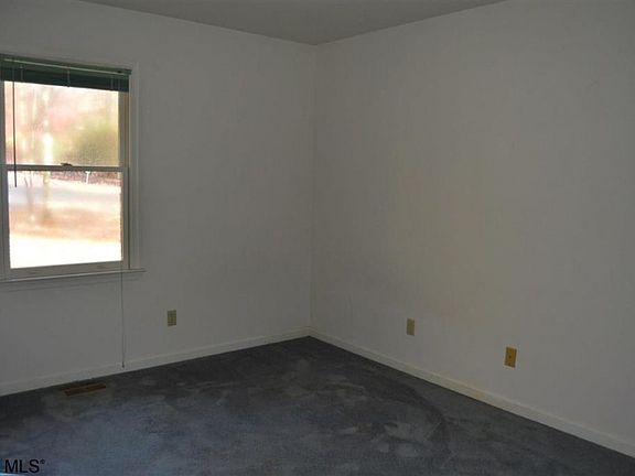 5th image of 139 Jefferson Dr W