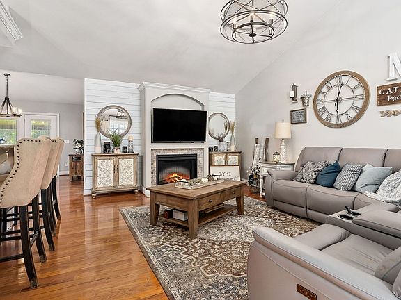 4th image of 1064 Heathwood West Dr