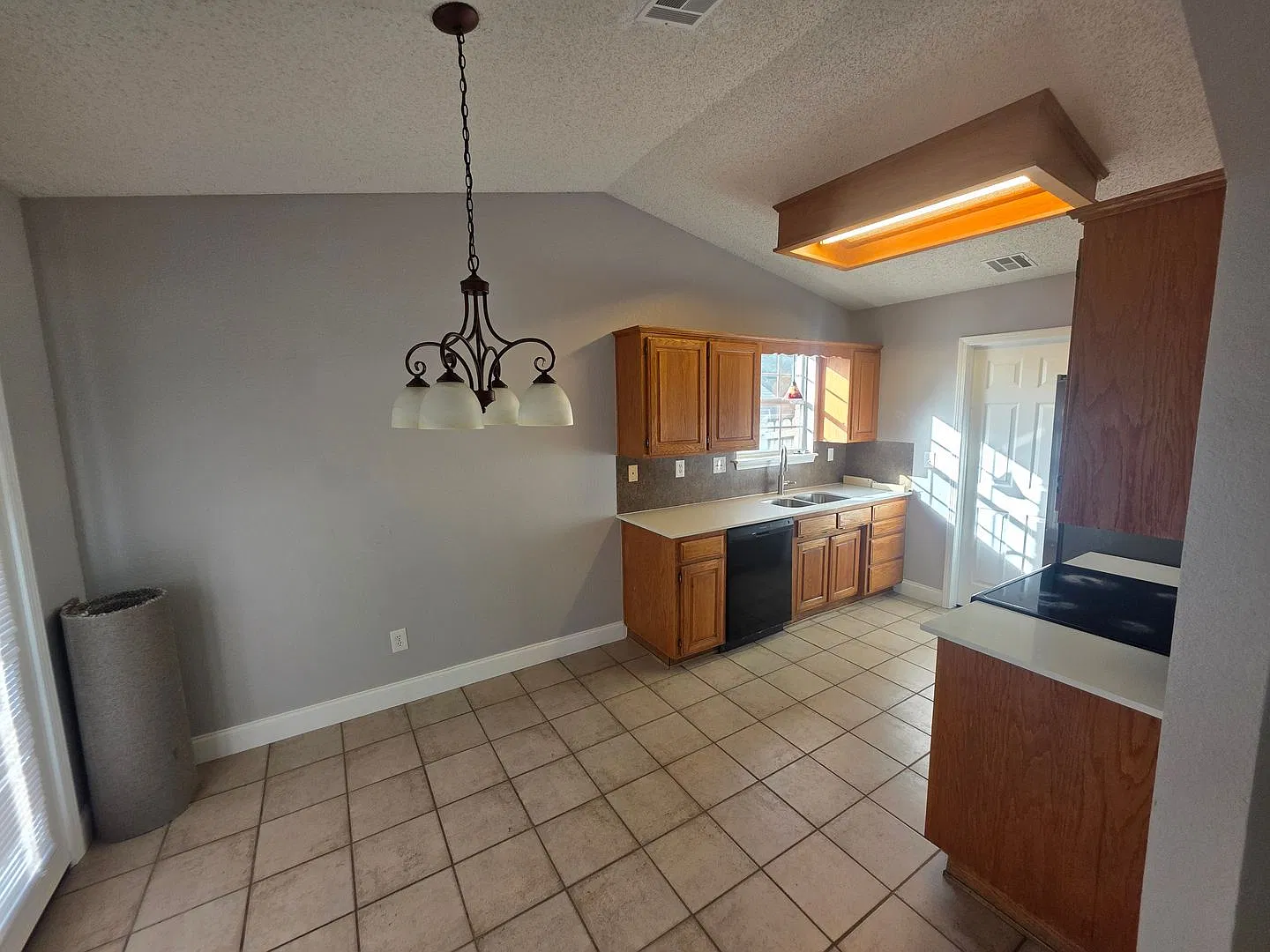 Nice 3 bedroom 2 bath home with fenced in yard — Photo 3