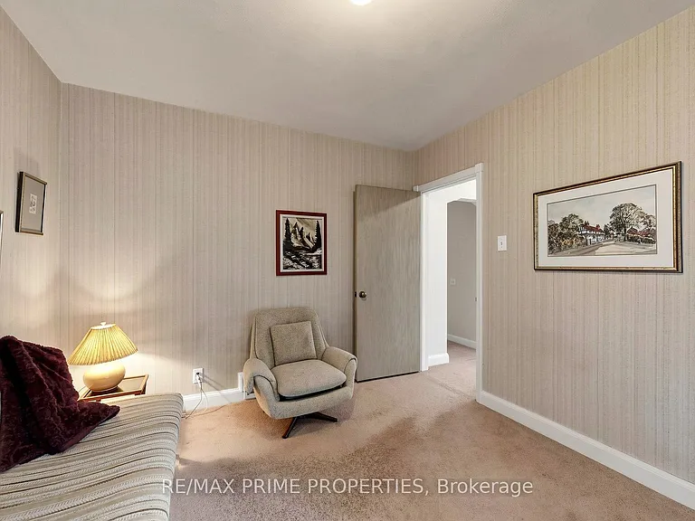 33 Irvington Cres — Photo 9