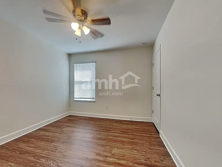 1017 Walden Pond Dr — Photo 23