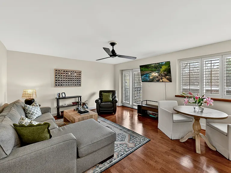 217 N Dotger Ave #D10 — Photo 2