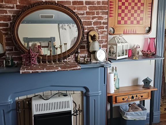 Non-working fireplace in livingroom.