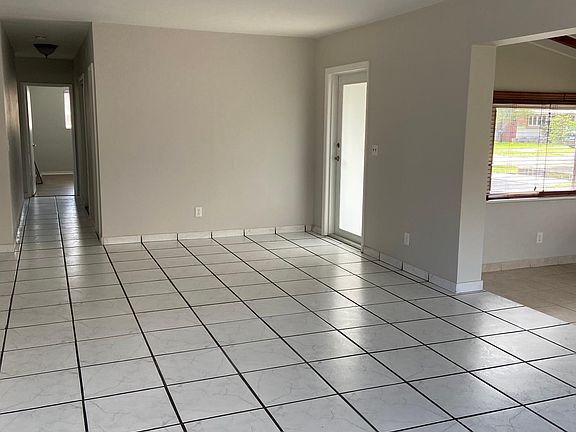 4th image of 21121 NE 25th Ct