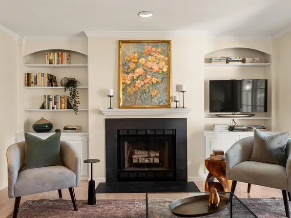 160 Pine St APT 12, Newton, MA 02466