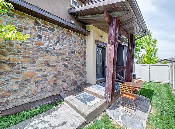2nd image of 827 E Olivia View Ln