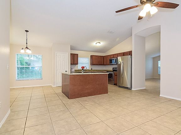4th image of 1070 Corkwood Dr