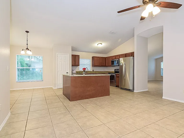 1070 Corkwood Dr — Photo 4