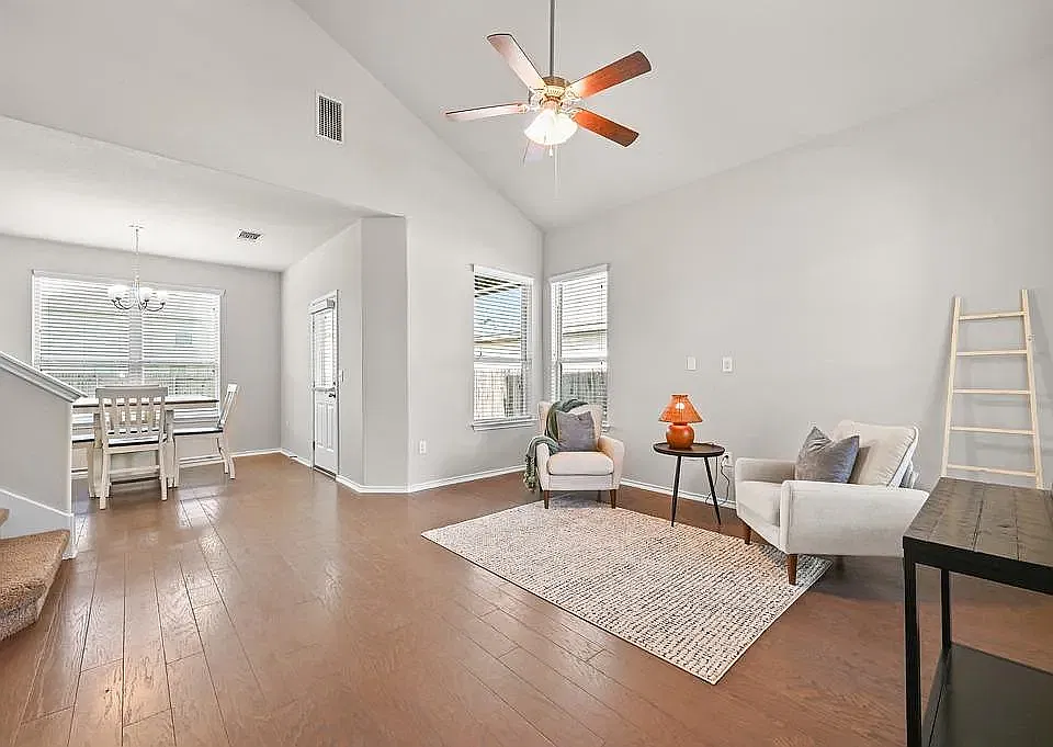 3 bed, 1400 sqft, $2,000 — Photo 2
