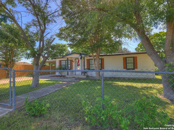 2321 N GUADALUPE ST, Seguin, TX 78155
